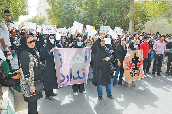 People protesting air pollution in Ahvaz, Iran